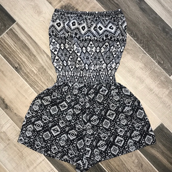 Super cute tribal design, pocketed, ROMPER! XS - Picture 3 of 3